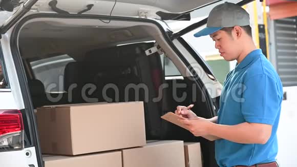 泰国邮递员检查包裹和信箱以便送货上门视频的预览图