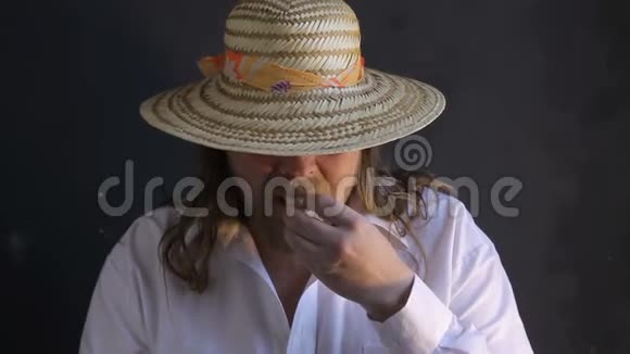 胖子长发白衬衫女性草帽吃面包喝咖啡视频的预览图