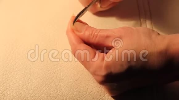 一个女人剪指甲视频的预览图