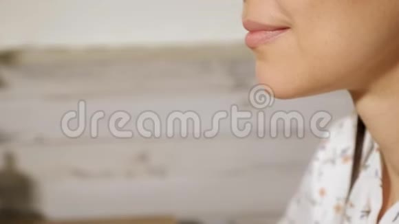漂亮的女人用奶油和草莓做特写视频的预览图