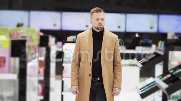 穿着棕色外套的长胡子野蛮人去购物中心steddam射击视频的预览图