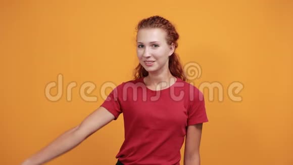 年轻强壮的红衫女在镜头前展示肌肉看上去很开心视频的预览图