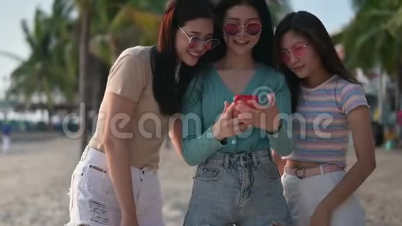 亚洲女性暑假在泰国海滩旅行放松和娱乐视频的预览图