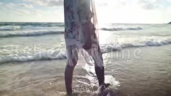 亚洲女性夏天独自在海滩上旅行视频的预览图