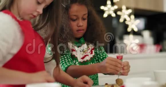 两个小女孩在装饰圣诞饼干视频的预览图