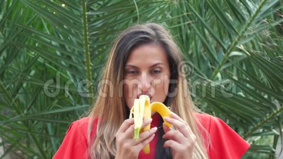 女人吃香蕉视频的预览图