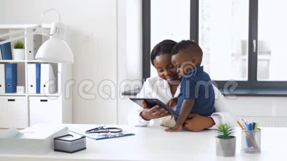 医生向门诊病人出示平板电脑视频的预览图