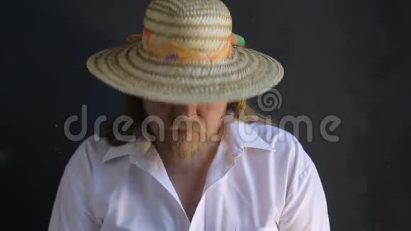 胖子长发白衬衫女性草帽鞠躬视频的预览图