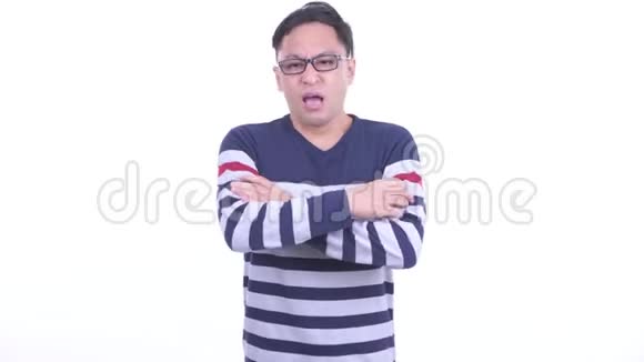 愤怒的日本潮男交叉双臂视频的预览图