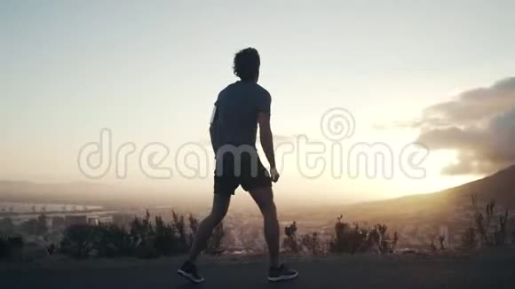 日出时自由跑男视频的预览图