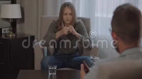 心理医生的女人情绪高峰视频的预览图