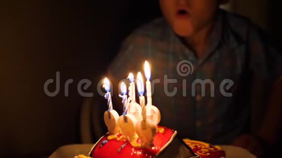 孩子在生日那天吹灭蛋糕上的蜡烛孩子们假期视频的预览图