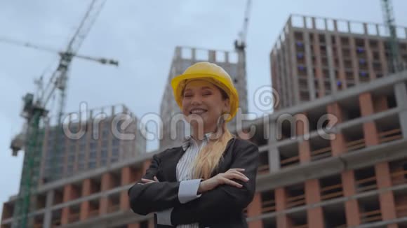 振作起来好的一个穿着商务服和一顶黄色安全帽的年轻女孩的肖像女建筑师视频的预览图