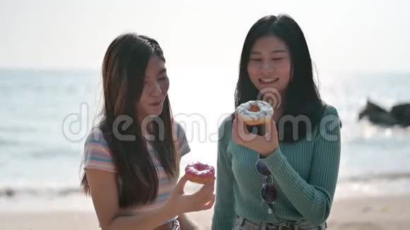 亚洲女性暑假在泰国海滩旅行放松和娱乐和朋友一起玩视频的预览图
