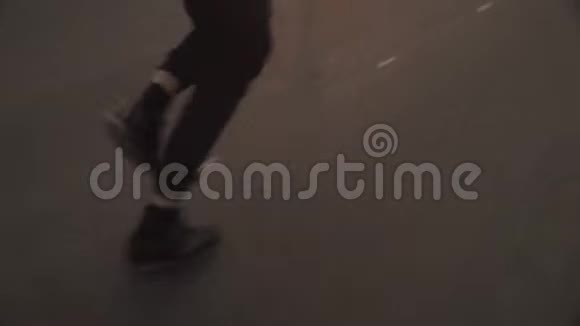 4k分辨率特写视频男子晚上在街上奔跑视频的预览图