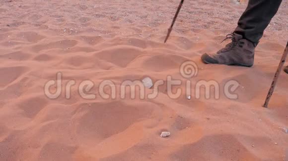穿着靴子疲惫疲惫的旅人跋涉穿过干燥的沙漠视频的预览图