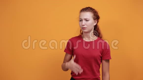 穿红衬衫的漂亮小姐咳嗽看上去病了视频的预览图