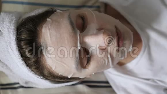 美丽和面部护理一个戴着白色清洁面罩的女孩在工作日前休息躺在上面视频的预览图