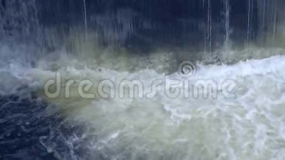 大量的水流倾泻下来视频的预览图