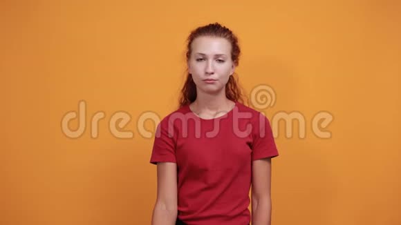 失望的年轻女士穿着红色衬衫看上去很悲伤手一直放下来视频的预览图