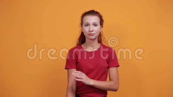 微笑的年轻女士穿着红色衬衫双手交叉笑视频的预览图