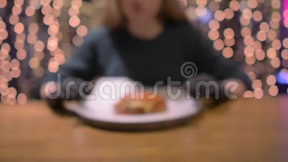多莉在白种人金发女性吃新鲜汉堡与波克背景视频的预览图
