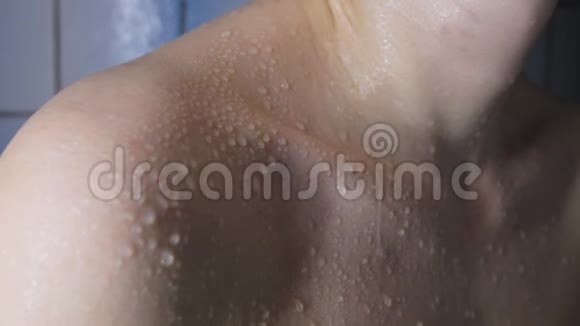 有很多滴在浴缸里的肩部和锁骨女性视频的预览图