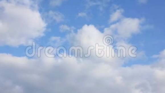 白云在蓝天上移动的延时视频视频的预览图