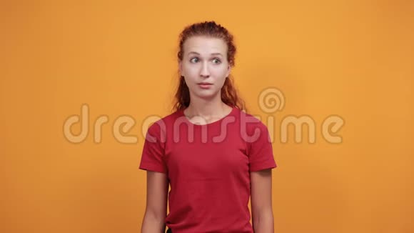 穿红衬衫的年轻女子指着自己询问她的面部表情视频的预览图