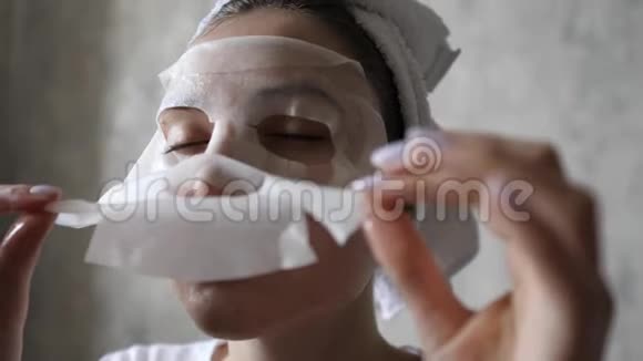 用面膜清洁和滋润女性皮肤含有生物成分的天然化妆品视频的预览图