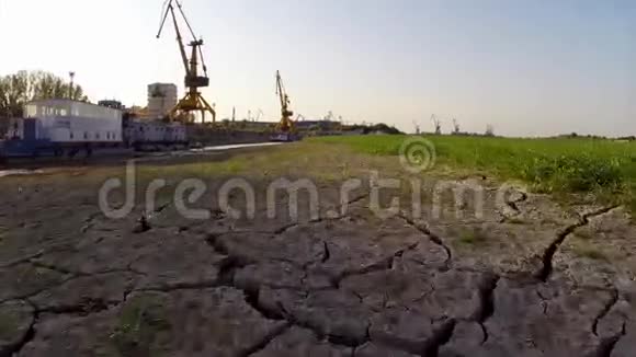 多瑙河在极端干旱的空中视频的预览图
