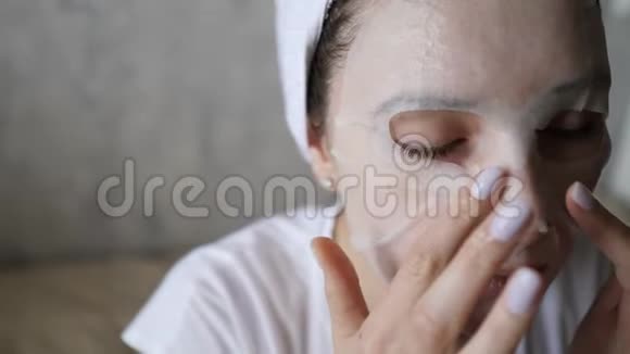 毛孔清洁面膜生态皮肤补水女孩在化妆前先把面膜抚平视频的预览图