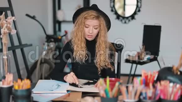 女画家的色彩素描视频的预览图