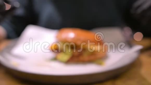 白种人漂亮的金发女人喜欢吃大而新鲜的汉堡视频的预览图