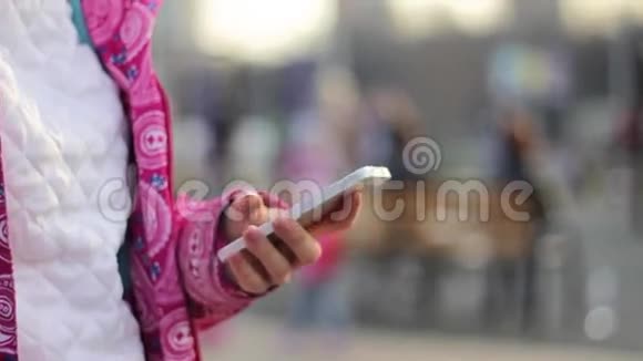 双手合拢女人用手机视频的预览图