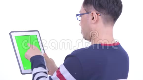 使用数码平板电脑的日本潮人特写后景视频的预览图