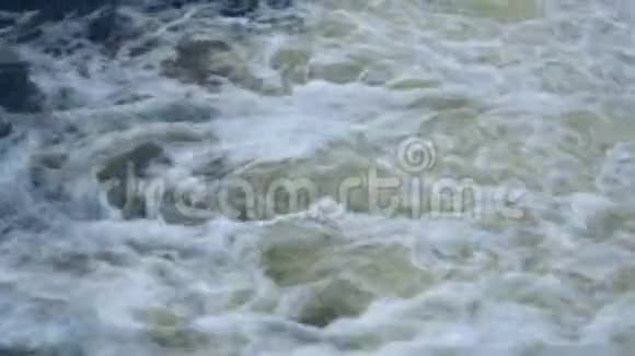 大量的水流倾泻下来视频的预览图