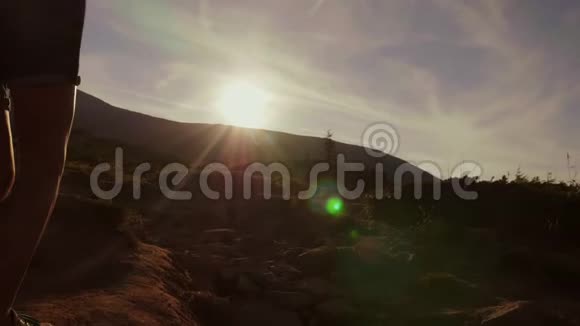 黎明时爬山两个游客在阳光下爬上山道视频的预览图