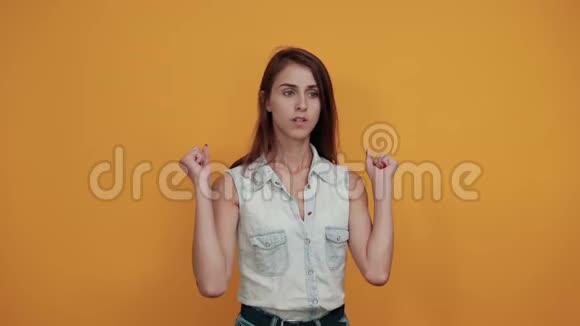 严肃的白种人年轻女子指着拳头直接对着镜头打架视频的预览图