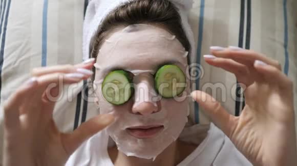 女眼睛上的黄瓜保湿抗衰老和面部皱纹治疗视频的预览图