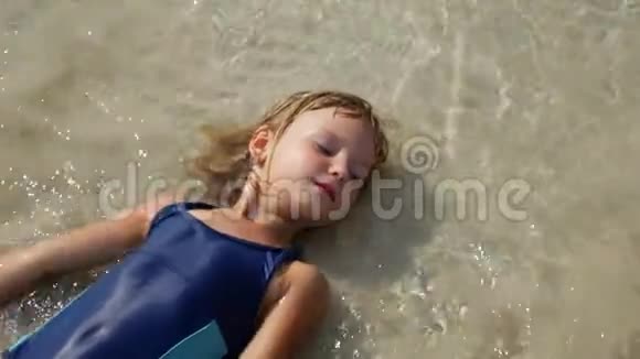 金发姑娘躺在浅水的大海里视频的预览图