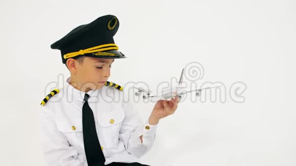 穿着飞行员制服的男孩着大型客机视频的预览图