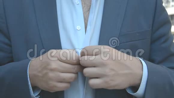 一个人扣他的夹克视频的预览图