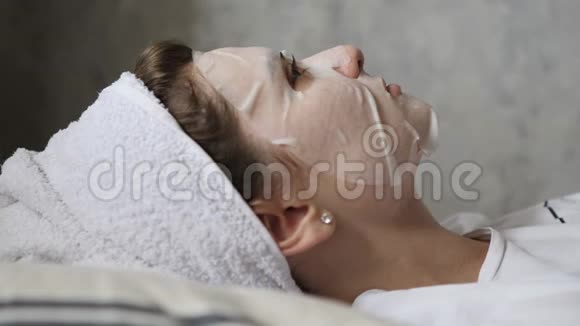 一个年轻的女人戴着保湿面膜在休息恢复她的皮肤健康的生活方式洁面视频的预览图