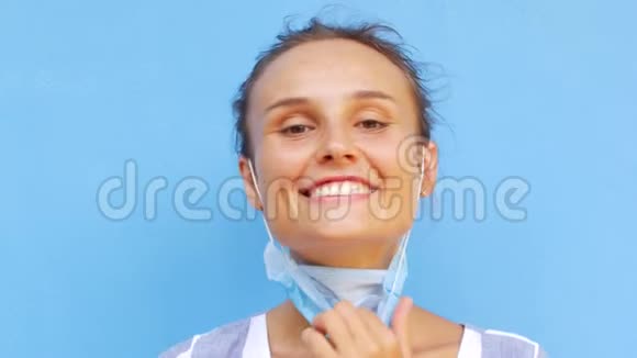 这位年轻女子从流感中恢复过来脸上带着微笑摘下面具视频的预览图