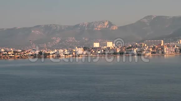 海上和海岸城镇法国土伦视频的预览图