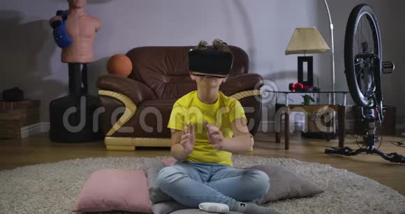 白种人卷发男孩触摸一些看不见的东西比如使用VR耳机穿着便装的可爱的男生在移动视频的预览图