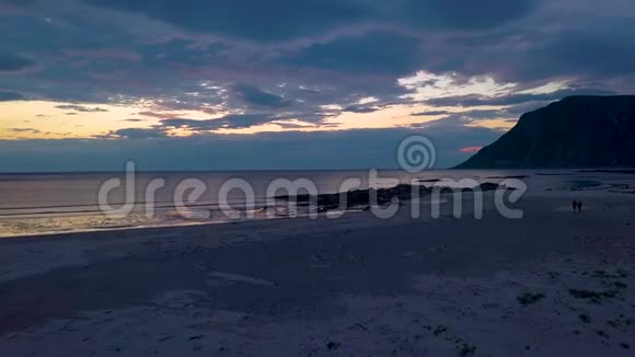 日落时飞越海边视频的预览图
