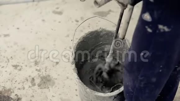 用搅拌机搅拌水泥视频的预览图