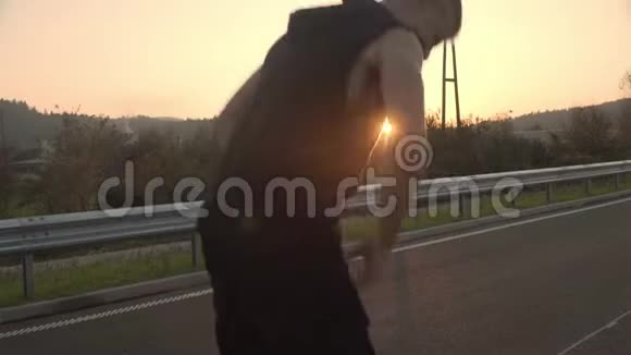 一名年轻男子运动员在日落后跑步后休息的4k分辨率视频的预览图